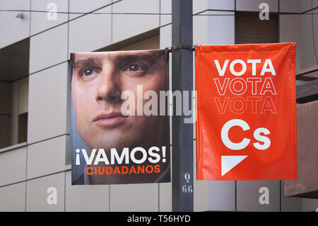 Avril 2019. L'Espagne. Bannières suspendues dans les rues de la ville pour la campagne politique des citoyens parti, montrant le candidat Albert Rive Banque D'Images