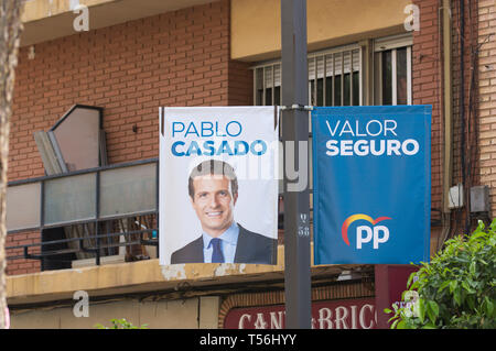 2019. Avril. L'Espagne. Des banderoles de propagande électorale 'Partido Popular' pour les élections au Congrès où le portrait de son candidat à la présidence de t Banque D'Images