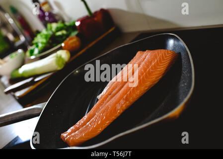 Filet de saumon rose dans une poêle avant la cuisson. Banque D'Images