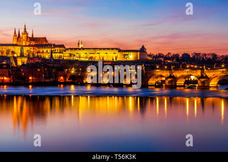 Horizon de Prague illuminée au crépuscule Banque D'Images