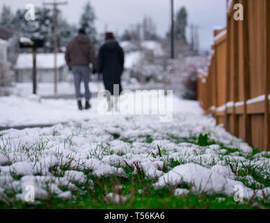 Deux amoureux se tenant la main et de la marche pour l'hiver la neige fond Banque D'Images