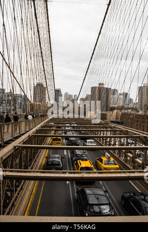 Des taxis et des voitures de conduire sur le pont de Brooklyn à new york aux heures de pointe Banque D'Images