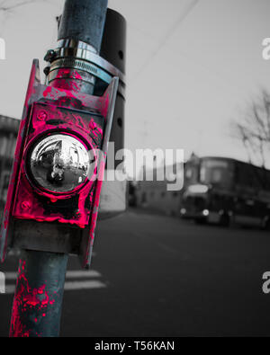 Tableau de peinture rose sur un bouton à une intersection de la ville Banque D'Images