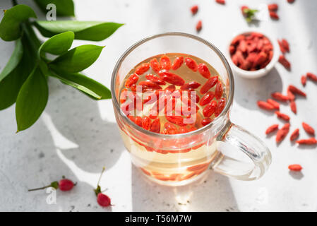 Le Goji Berry plateau en verre tasse. La perte de poids saine Boisson Detox Superfood Banque D'Images