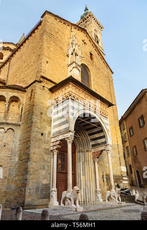 Porta dei Leoni Bianchi sur le transept droit de la Basilique de Santa Maria Maggiore à Bergame. Italie Banque D'Images