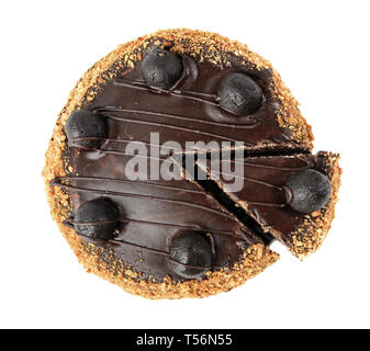 Délicieux gâteau au chocolat maison sur fond blanc, vue du dessus Banque D'Images