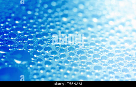Gouttes d'eau bleu clair fond flou flou texture Banque D'Images