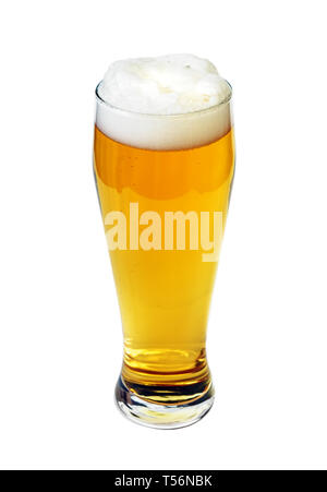 Pinte de bière en verre high angle view isolated with clipping path. L'accent sur bubbles Banque D'Images