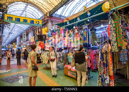 Les gens au premier abord shopping Makishi Public Market à Naha, Okinawa, Japon Banque D'Images