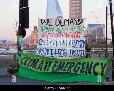 Londres, Royaume-Uni. 20 avr 2019. Rébellion Extinction protester sur Waterloo Bridge. Banque D'Images