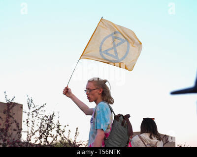 Londres, Royaume-Uni. 20 avr 2019. Rébellion Extinction protester sur Waterloo Bridge. Banque D'Images