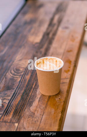 Un document avec la tasse de café cappuccino au café de la rue sur le fond en bois. Place pour le texte. Banque D'Images
