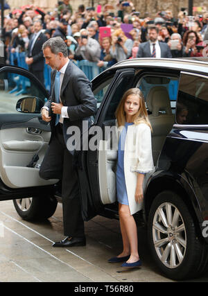 Palma de Majorque, Espagne - 21 Avril 2019 : les membres de la famille d'arriver à la cathédrale de Palma de Majorque à assister à une messe du dimanche de Pâques. Banque D'Images