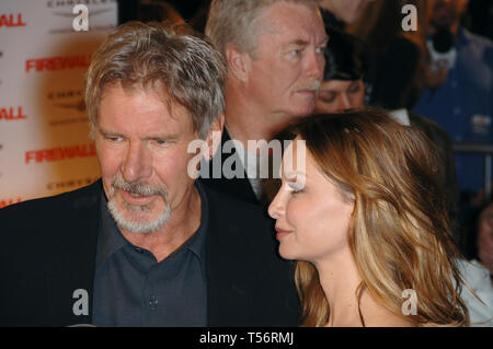 LOS ANGELES, CA. 02 février 2006 : HARRISON FORD & amie Calista Flockhart lors de la première mondiale de son nouveau film pare-feu à la Grauman's Chinese Theatre, à Hollywood. © 2006 Paul Smith / Featureflash Banque D'Images