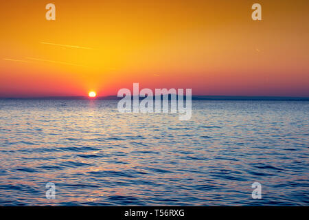 Tôt le matin. Sunrise orange sur la mer. Balaton, Hongrie Banque D'Images