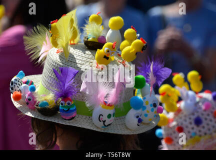 Easter Parade Bonnet 2019 Place du marché à la bataille, Bataille, Sussex, UK Banque D'Images