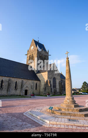 Sainte-mère-Eglise, Normandie, France - le 29 août 2018 : Paratrooper sur Sainte-Mère-Eglise Eglise, Normandie France Banque D'Images