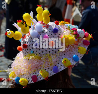 Easter Parade Bonnet 2019 Place du marché à la bataille, Bataille, Sussex, UK Banque D'Images