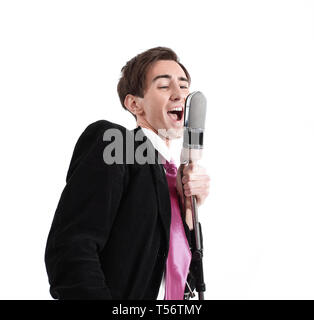 Guy élégant avec un microphone chant jazz .isolé sur fond blanc Banque D'Images