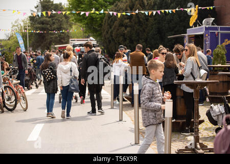 Bucarest, Roumanie : 21.04.2019 - Street Food Truck festival. Les gens qui marchent autour de l'alimentation de rue à un festival à la recherche de l'endroit parfait pour le déjeuner. La bière, Burger, gaufres et churros sont quelques-unes des candidats gagnant Banque D'Images