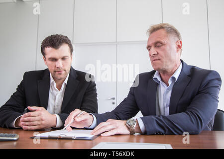 Les hommes d'affaires signature contrat à la réunion vue rapprochée Banque D'Images