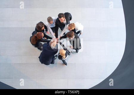 Portrait d'une équipe de United Families avec leurs mains ensemble au cours d'un échange dans le Banque D'Images