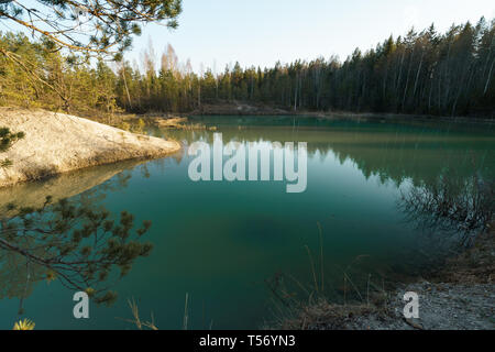 Beau lac turquoise en Lettonie - Meditirenian couleurs style dans des États baltes - Lackroga ezers Banque D'Images