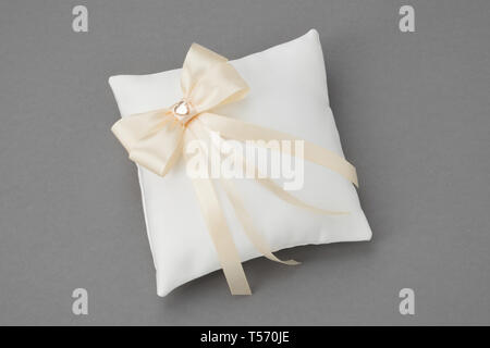 Coussin de mariage pour joints toriques. Banque D'Images