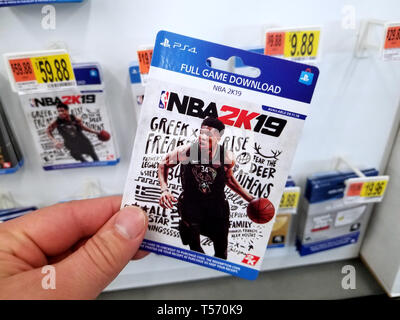 PLATTSBURGH, USA - Le 21 janvier 2019 : télécharger le jeu complet de carte 2k19 jeu vidéo NBA dans une main d'un acheteur au magasin Walmart. Banque D'Images