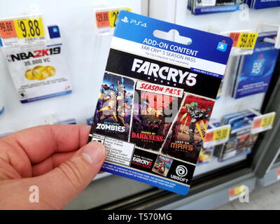 PLATTSBURGH, USA - Le 21 janvier 2019 : carte de saison de Far Cry 5 jeu vidéo dans une main d'un acheteur au magasin Walmart. Banque D'Images