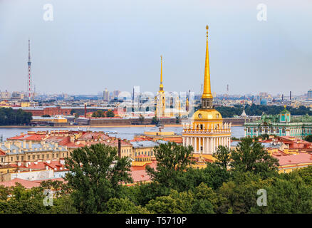 Sur les toits de la ville avec la flèche de l'amirauté, la forteresse Pierre et Paul, Neva et Hermitage Palais d'hiver vu depuis le toit de Saint Isaac's Russian O Banque D'Images