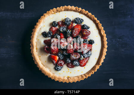 Tarte au citron aux fruits rouges - tarte au citron délicieux avec des fraises, framboises et bleuets Banque D'Images