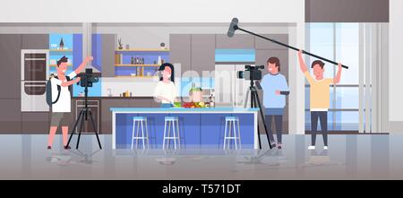 En utilisant les opérateurs d'enregistrement de caméra vidéo blogueur alimentaire femme préparant des plats savoureux en utilisant l'équipement professionnel vidéastes film blog de cuisine Illustration de Vecteur