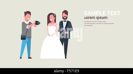 Prise de vue appareil photo photographe de mariage sur de jeunes mariés Mariés couple embracing posing together man taking professional photo flat horizontal copie Illustration de Vecteur