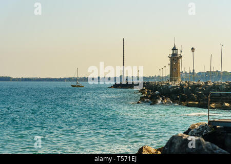 Phare sur le Lac de Garda, Lac de Garde à Desenzano del Garda. Italie Banque D'Images