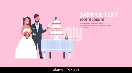 Les nouveaux mariés Mariés gâteau sucré coupe homme femme couple romantique en couple dans l'amour mariage fond rose concept copy space Illustration de Vecteur