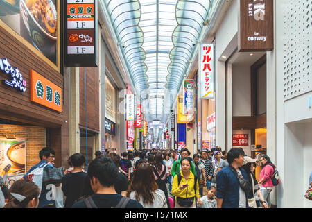 Osaka, Japon - 26 mai 2018 : Un classique de la rue, Shinsaibashi le célèbre quartier commerçant d'Osaka. Banque D'Images