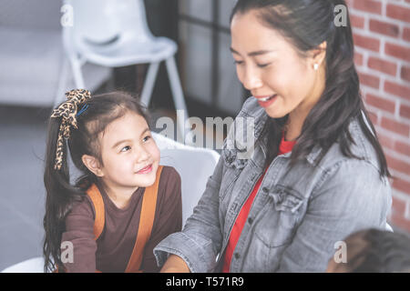 Livre d'histoire de l'enseignant est en train de lire à l'école maternelle les élèves Banque D'Images