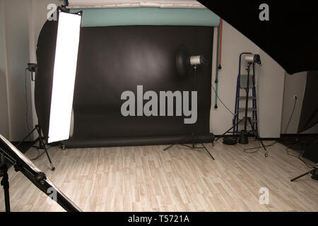 Photo Studio vide avec une variété de matériel d'éclairage. photo with copy space Banque D'Images