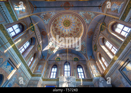 Istanbul, Turquie. Intérieur de la Mosquée Pertevniyal du sultan de la Valide (mosquée Aksaray de la Valide) à Laleli, Istanbul. Mosquée ottomane de style baroque Banque D'Images