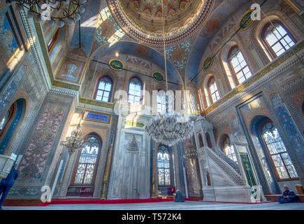 Istanbul, Turquie. Intérieur de la Mosquée Pertevniyal du sultan de la Valide (mosquée Aksaray de la Valide) à Laleli, Istanbul. Mosquée ottomane de style baroque Banque D'Images