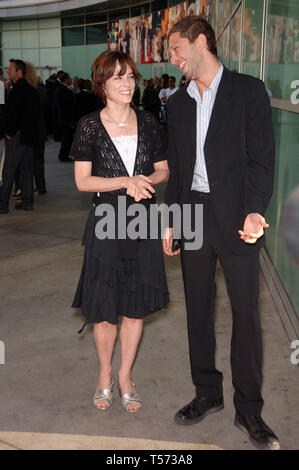 LOS ANGELES, CA. 13 juin 2006 : EBON MOSS-BACHRACH acteur et actrice Parker Posey lors de la première mondiale, à Hollywood, de son nouveau film 'La Maison du Lac'. © 2006 Paul Smith / Featureflash Banque D'Images