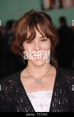 LOS ANGELES, CA. 13 juin 2006 : l'actrice Parker Posey lors de la première mondiale, à Hollywood, de 'La Maison du Lac'. © 2006 Paul Smith / Featureflash Banque D'Images