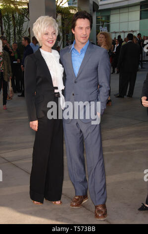 LOS ANGELES, CA. 13 juin 2006 : l'acteur Keanu REEVES & mère Patricia Taylor lors de la première mondiale, à Hollywood, de son nouveau film 'La Maison du Lac'. © 2006 Paul Smith / Featureflash Banque D'Images