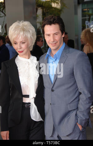 LOS ANGELES, CA. 13 juin 2006 : l'acteur Keanu REEVES & mère Patricia Taylor lors de la première mondiale, à Hollywood, de son nouveau film 'La Maison du Lac'. © 2006 Paul Smith / Featureflash Banque D'Images