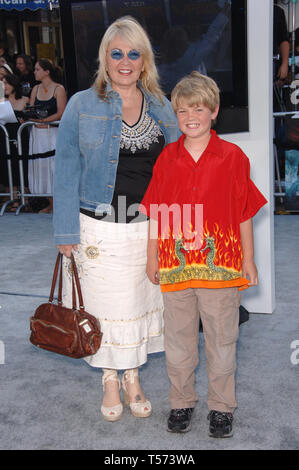 LOS ANGELES, CA. 21 juin 2006 : l'actrice Roseanne Barr & son BUCK THOMAS lors de la première mondiale de 'Superman Returns' à Los Angeles. © 2006 Paul Smith / Featureflash Banque D'Images