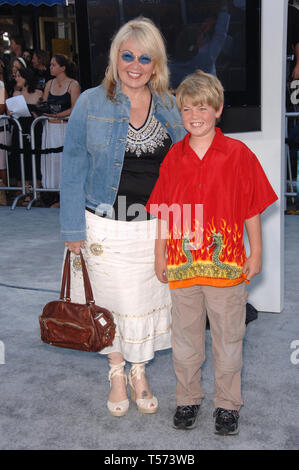 LOS ANGELES, CA. 21 juin 2006 : l'actrice Roseanne Barr & son BUCK THOMAS lors de la première mondiale de 'Superman Returns' à Los Angeles. © 2006 Paul Smith / Featureflash Banque D'Images