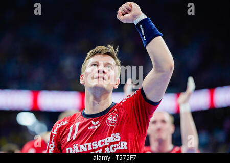 Mannheim, Allemagne. Apr 21, 2019. Handball : Bundesliga, Rhein-Neckar Löwen - SG Flensburg-Handewitt, 22e journée, dans l'Arène de SAP. Flensburg est lasse Svan célèbre la victoire. Credit : Uwe Anspach/dpa/Alamy Live News Banque D'Images