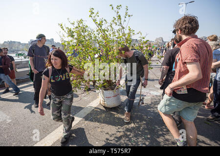 Londres, Royaume-Uni. 21 avril, 2019. Rébellion Extinction manifestants commencent à quitter volontairement territoires Waterloo Bridge, enlever les plantes, camp de tentes et d'autres infrastructures. Plus de 1 000 personnes ont été arrêtées par la police au cours des six jours de manifestations du changement climatique. Des centaines d'officiers provenant d'autres forces ont été envoyés à la capitale pour aider la police métropolitaine. Crédit : Guy Josse/Alamy Live News Banque D'Images