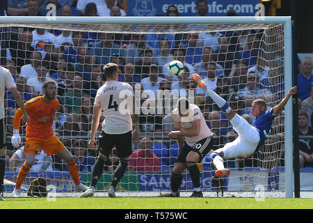 Richarlison de scores d'Everton pour le rendre 1-0 lors du match de championnat Sky Bet entre Bolton Wanderers et Aston Villa à Macron Stadium le 19 avril 2019 à Bolton, Angleterre. (Photo par Tony Taylor/phcimages.com) Banque D'Images